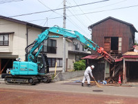解体工事に着手