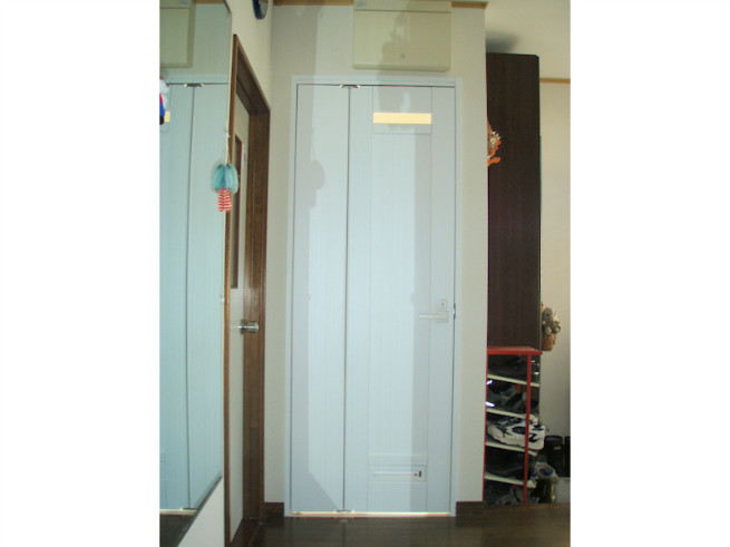 中折れドア(引いて開くドア)