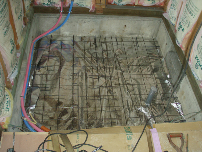 防湿シートを敷き、ワイヤーメッシュ筋で補強