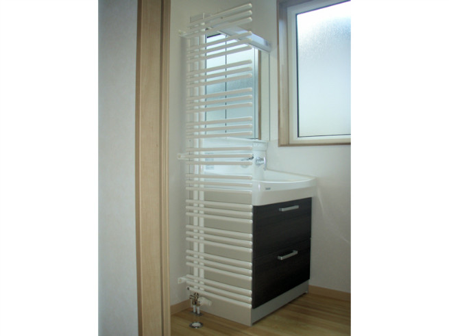 洗面所　洗面台脇にタオルウォーマーを設置